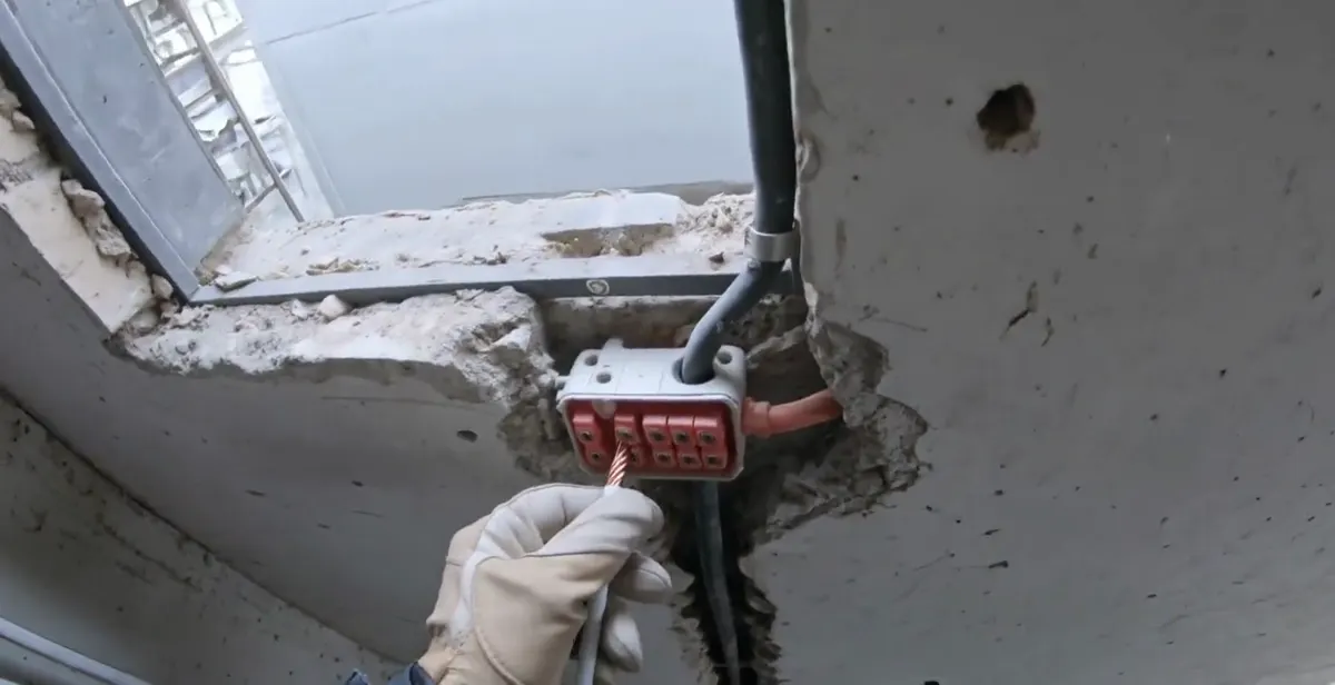 Hände, Werkzeuge und ein Werkstück bei handwerklicher Arbeit