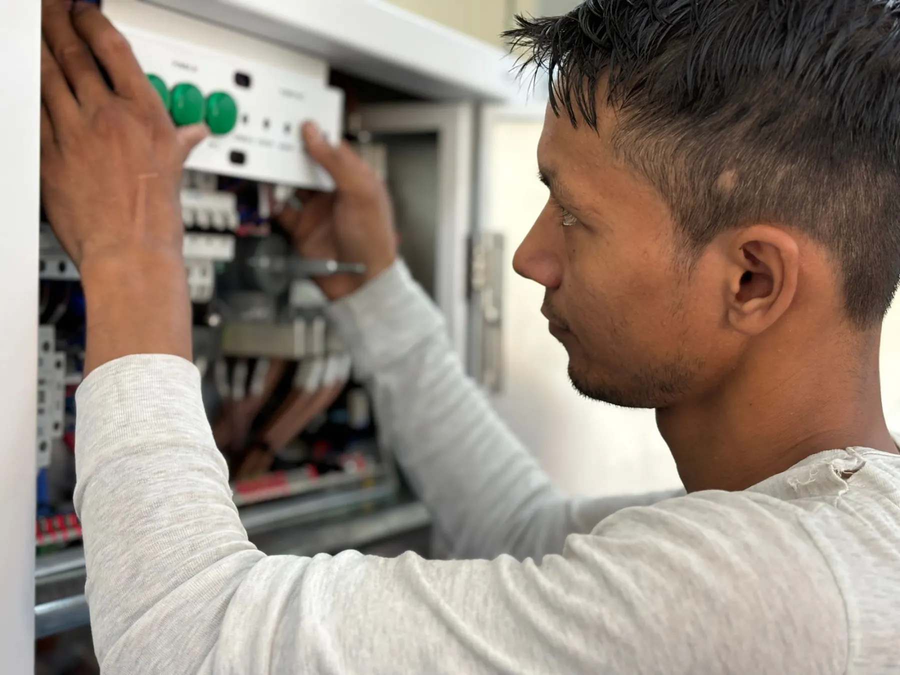 Ein Elektriker verdrahtet einen Schaltschrank