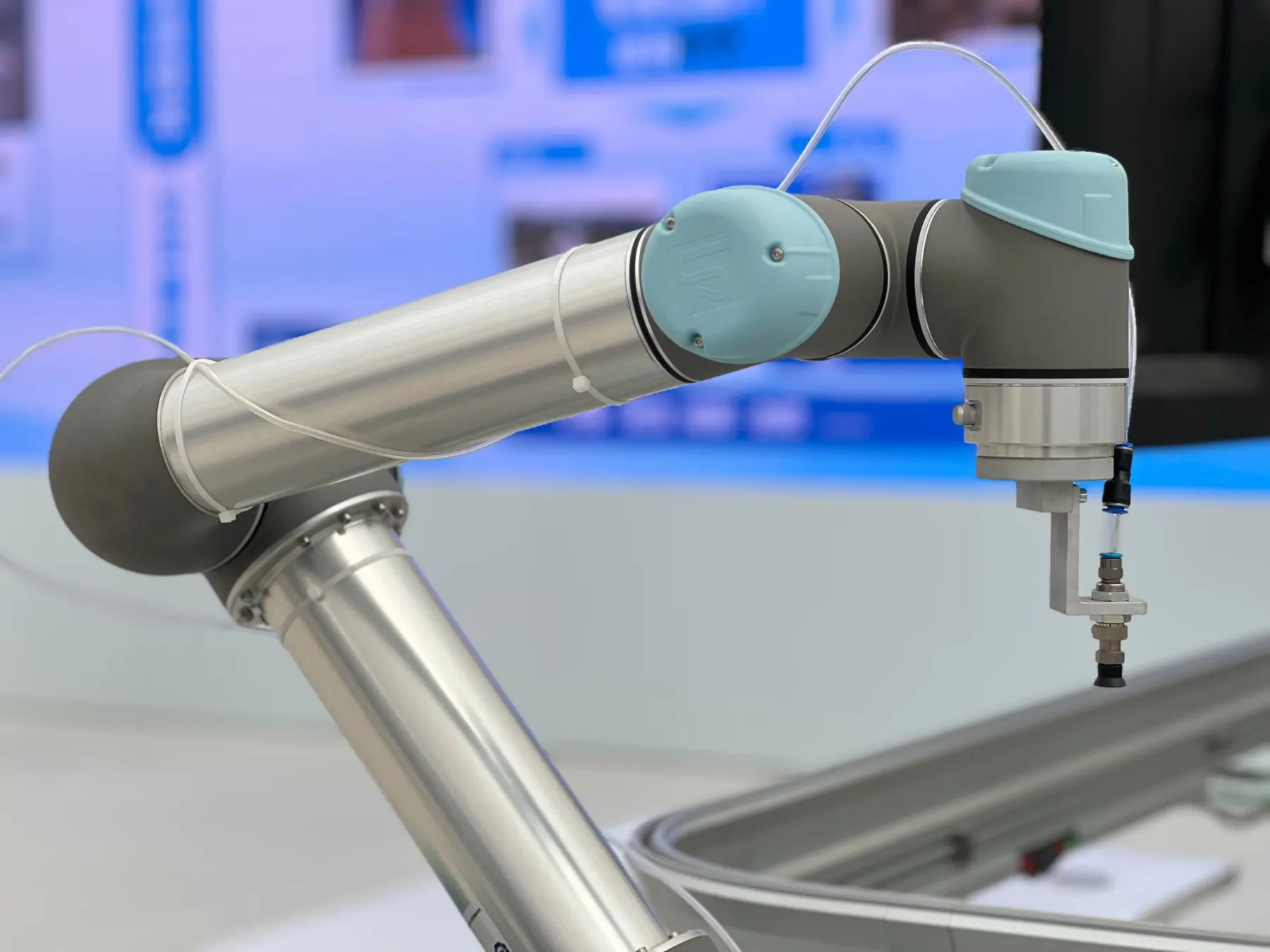 Ein kollaborativer Roboterarm in einem Labor