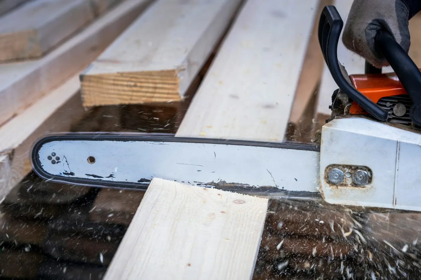 Eine Kettensäge schneidet Holz in einer Werkstatt
